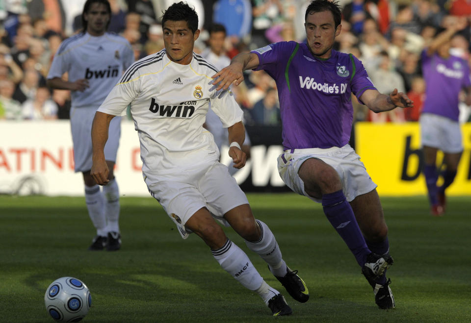 M�LL�S: Cristiano Ronaldo skapte lite i sin Real Madrid-debut mot Shamrock Rovers, her ved Stephen Rice (t.h.) da det spanske stjernegalleriet spilte sin f�rste treningskamp i sommer i Dublin i kveld. Foto: SCANPIX/AFP PHOTO/MIGUEL RIOPA
