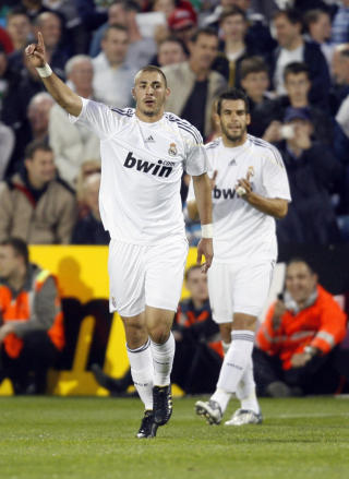 MATCHVINNER: Karim Benzema ga en grei oppsummering av hvilke ekstreme kvaliteter som bor i ham da han ble matchvinner for Real Madrid fire minutter f�r slutt.Foto: SCANPIX/AP Photo/Peter Morrison