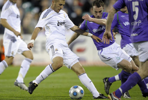R�STERK: Karim Benzema holdt Shamrock-forsvaret p� armlengdes avstand da han satte inn kveldens eneste m�l.FOTO: SCANPIX / AFP PHOTO / MIGUEL RIOPA