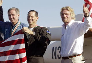 FRAMTIDA?: (F.h.) Sir Richard Branson, pilot Brian Binnie og utvikler Burt Rutan feirer at SpaceShipOne ble det første sivile. Premien var 10 millioner dollar. Foto: SCANPIX/REUTERS/Robert Galbraith FRAMTIDA?: (F.h.) Sir Richard Branson, pilot Brian Binnie og utvikler Burt Rutan feirer at SpaceShipOne ble det første sivile. Premien var 10 millioner dollar. Foto: SCANPIX/REUTERS/Robert Galbraith
