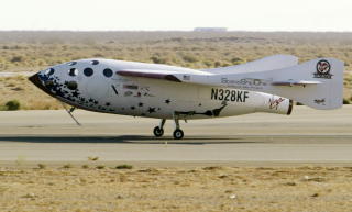 SPACESHIPONE lander etter vellykket tur. Foto: SCANPIX/REUTERS/Robert Galbraith SPACESHIPONE lander etter vellykket tur. Foto: SCANPIX/REUTERS/Robert Galbraith