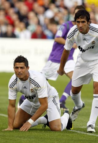 LANGT FRA TOPPFORMEN: Samspillet mellom Cristiano Ronaldo (t.v.) eller Real-legenden Raul gnistret ikke fra f�rste stund. Ronaldo erkjenner at det er et stykke igjen til toppformen.Foto: SCANPIX/REUTERS/Cathal McNaughton