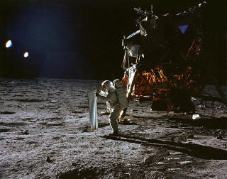 SÅ LYSET: Buzz Aldrin nyter solen på månen med Apollo 11s landingsmodul Eagle i bakgrunnen. Foto: NASA/AFP PHOTO SÅ LYSET: Buzz Aldrin nyter solen på månen med Apollo 11s landingsmodul Eagle i bakgrunnen. Foto: NASA/AFP PHOTO