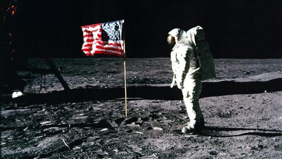 F�RST OG NESTEN SIST? Apollo 11-astronaut Buzz Aldrin - andremann p� m�nen - har plantet flagget den historiske dagen 20. juli 1969. En fersk rapport konkluderer n� med at NASA ikke har r�d til � gjennomf�re planen om mennesker p� m�nen innen 2020. Foto: NASA/EPA/Scanpix