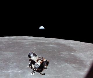 12 PERSONER HAR VÆRT DER: Apollo 11s landingsmodul er på vei til overflaten på månen i 1969. Bare tolv personer fordelt på seks landinger har vært på månen. Foto: EPA/NASA 12 PERSONER HAR VÆRT DER: Apollo 11s landingsmodul er på vei til overflaten på månen i 1969. Bare tolv personer fordelt på seks landinger har vært på månen. Foto: EPA/NASA