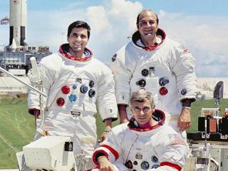 SIST: Apollo-17-mannskapet: Harrison H. Schmit (t.v.) Eugene A. Cernan og Ronald E. Evans (t.h.) er de siste som har vært på månen. Det skjedde i 1972. Foto: NASA SIST: Apollo-17-mannskapet: Harrison H. Schmit (t.v.) Eugene A. Cernan og Ronald E. Evans (t.h.) er de siste som har vært på månen. Det skjedde i 1972. Foto: NASA