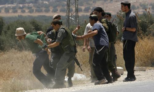 ARRESTERT: Er blir en av bosetterne som grensepolitiet mener stod bak oliventrebrannen arrestert i g�r. Foto: REUTERS/Mohamad Torokman/Scanpix