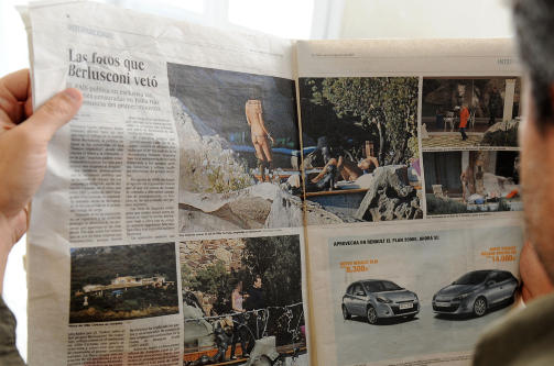 NAKENSKANDALE: Tidligere i �r dukket de pikante bildene fra Berlusconis nakenfest opp i avisa El Pais, etter at statsministren hadde beskrevet arrangementene p� eiendommen som sv�rt uskyldige.  Foto: JAVIER SORIANO/AFP/SCANPIX