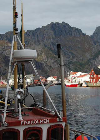 SPLID I NORD:  Olje og arbeidsplasser st�r mot fiskerier, fuglefjell, turisme klimagasser i Nord-Norge. Over er kaia i Henningsv�r. Foto: AFP