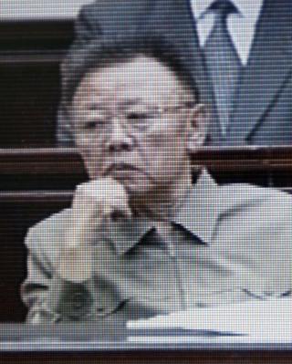 SKR�PELIG? Dette bildet fra 8. juli i �r viser Nord-Koreas leder Kim Jong Il, under minnemarkeringen av farens d�d. If�lge s�rkoreanske kilder skal Kim Jong Il ha f�tt kreft i bukspyttkjertelen. Foto: Reuters TV/SCANPIX