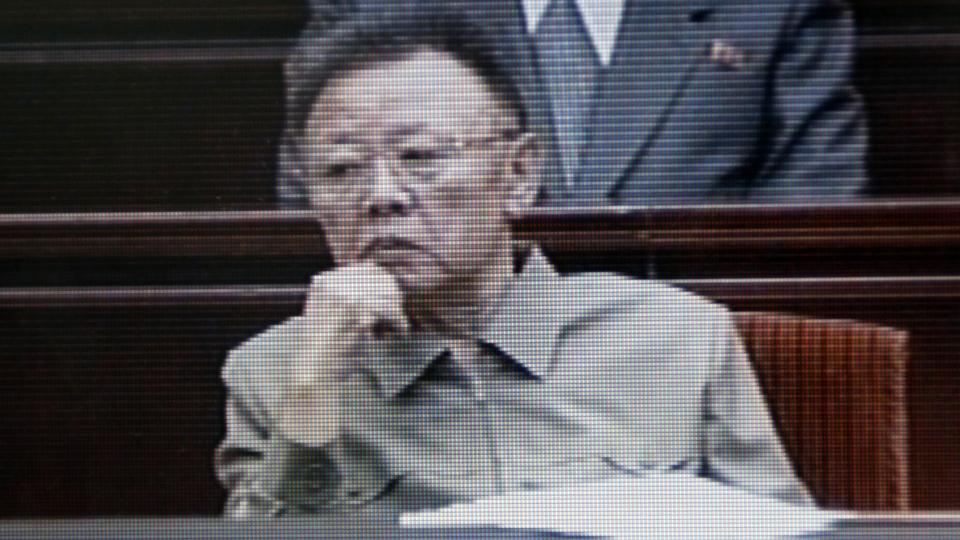 HEVDER � HA ANRIKET PLUTONIUM: - Landet fullf�rte i august med godt resultat gjenvinning av brenselstaver ved Yongbyon-anlegget, meldte det statlige nordkoreanske nyhetsbyr�et KCNA tirsdag. Her er landets leder Kim Jong-il fanget under femten�rsjubileet for hans fars d�d i juli. Foto: REUTERS/KRT via Reuters TV/Files/Scanpix
