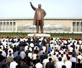 KOLLEKTIV SKYLD: Kim Il Sung erkl�rte at klassefiender m�tte utryddes helt ut i tredje ledd. Her er en statue av Kim Il Sung, som er Nord-Koreas evige president og statsoverhode. Foto: Reuters/SCANPIX