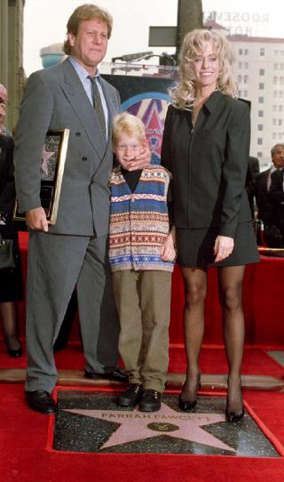 HELE FAMILIEN: Skuespiller Farrah Fawcett sammen med sin partner Ryan O'Neal og s�nnen deres Redmond O'Neal i 1995 Foto: Dan Groshong/REUTERS/SCANPIX
