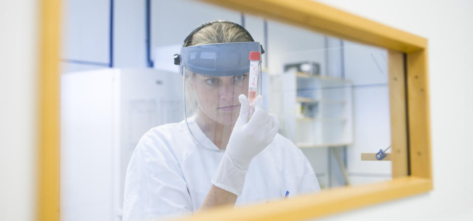 F� POSITIVE TESTER: Bioingeni�r Julie Mari Frigaard ved Mikrobiologisk laboratorium ved Ullev�l Sykehus i Oslo f�r inn pr�ver og tester etter virus A (H1N1), bedre kjent som svineinfluensa. De siste tallene fra fra Folkehelseinstituttet viser at bare det p�vises svineinfluensa i bare 5,3 prosent av pr�vene. Foto: Berit Roald / SCANPIX
