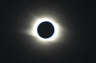  SIBIR:  Slik s� solm�rkelsen 1. august i fjor over Novosibirsk i Sibir. Foto: ILNAR SALAKHIEV, AP/SCANPIX.