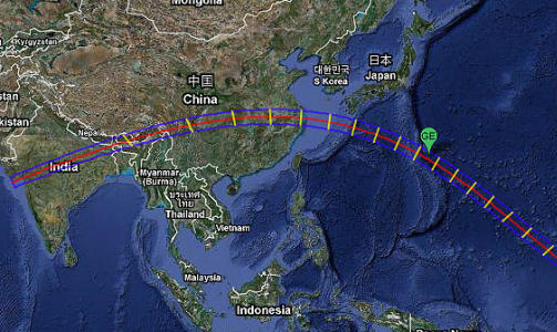 TOTALFORM�RKELSE: Langs denne tynne stripen over India, Kina og Stillehavet, kan man se solskiven fullstendig dekket av m�nen. Kart: GOOGLE/NASA