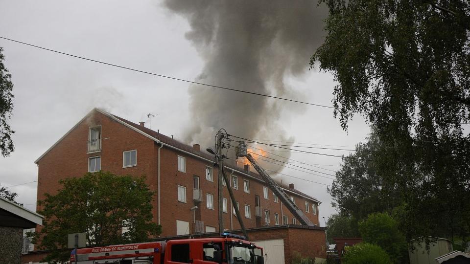 BRANN: Dette bygget i Trondheimsveien har tatt fyr. Brannvesenet melder om at beboere evakueres i skrivende stund, og det skal v�re taket som har tatt fyr. Foto: Truls Grande / FirstFoto