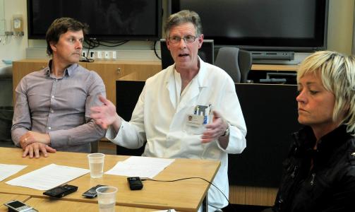SVINEINFLUENSA: Fungerende smittevernoverlege Andreas Radtke(t.v), klinikksjef og fungerende sjeflege, Eiliv Brenna,  og fungerende adm.dir. Heidi Magnussen(t.h) orienterte under en pressekonferanse p� St. Olavs hospital i Trondheim tirsdag om situasjonen for kvinnen i 20-�rene som er innlagt med svineinfluensa, hun ligger i respirator etter � ha blitt smittet i Norge.
Foto Ned Alley / SCANPIX