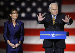 TIDLIGERE VISEPRESIDENTKANDIDAT: Sarah Palin, her fotografert med John McCain, da sistnevnte gikk p� scenen for � erkjenne valgnederlaget. Foto: REUTERS/Mike Blake/Scanpix