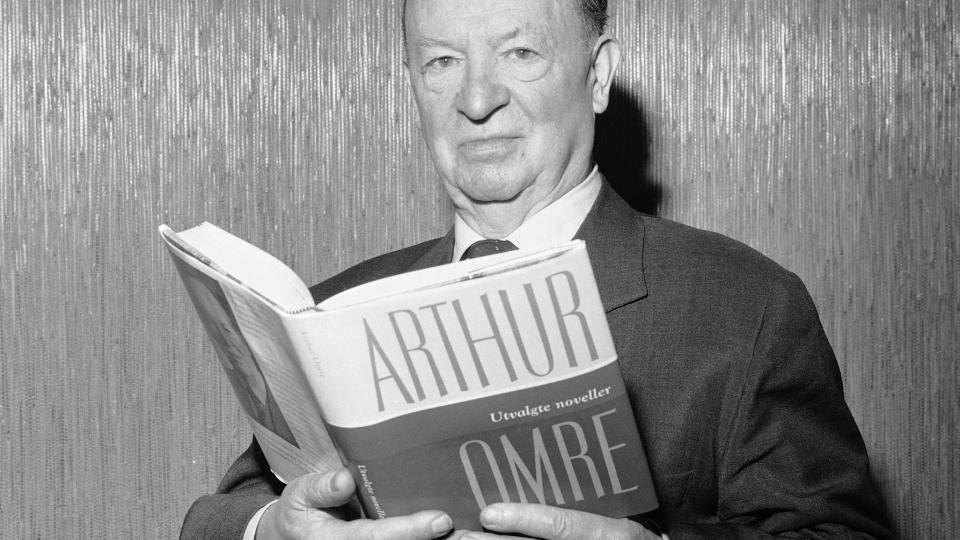 NUMMER FEM: Arthur Omre har skrevet den femte beste krimromanen i Norge, mener Dagbladets jury. Her er han avbildet med med sin bok Utvalgte noveller i 1962.
Foto: NTB / Scanpix