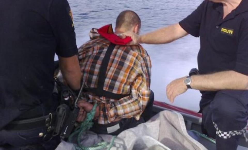 P�GREPET: Redningsselskapets mannskaper m�tte tilkalle forsterkninger da den s�rpe fulle svensken slo seg vrang. Mens de ventet p� politiet ble han satt til t�rk p� en holme. Foto: REDNINGSSELSKAPET
