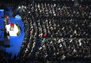BARE 1000 BES�KENDE: Foruten de som hadde billetter, kom bare rundt 1000 fans til Los Angeles. Foto: Wally Skalij / AP / SCANPIX
