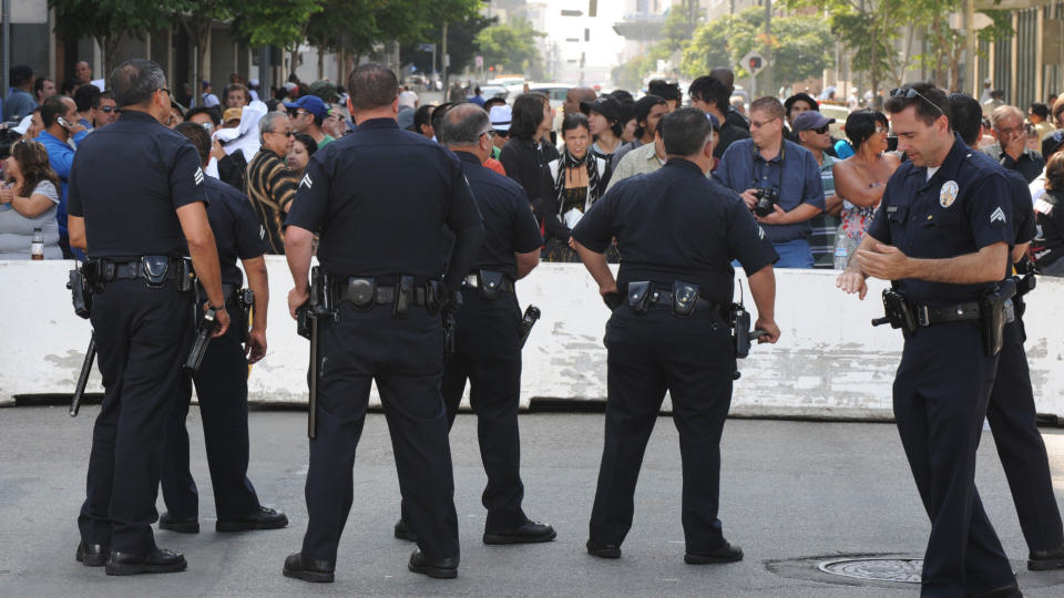 FRYKTET KAOS: I forkant av Michael Jacksons minneseremoni i Los Angeles fryktet myndighetene fullt kaos n�r fansen ankom byen. Foto: Mark Ralston / AFP / SCANPIX
