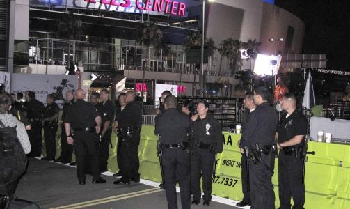 3200 POLITIBETJENTER: Politiet samlet troppene for � holde orden i byen. Det kostet skattebetalerne i Los Angeles dyrt. Foto: Fred Prouser / REUTERS / SCANPIX