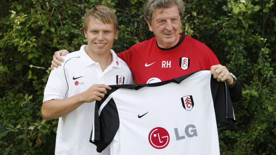SIGNERTE FOR FULHAM: Og med p� ferden f�r Bj�rn Helge Riise lyyke�nskninger fra LSK-trener Henning Berg, som tror Riise vil lykkes i Premier League.Foto: AP