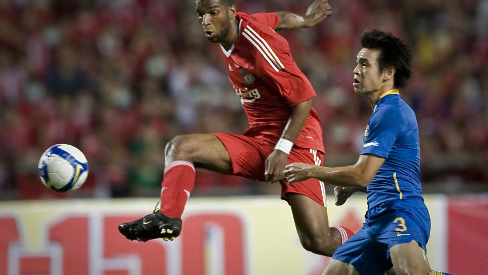 M�LSCORER: Ryan Babel scoret Liverpools m�l mot et sammensatt thailandsk lag i Bangkok.Foto: SCANPIX / AFP PHOTO / NICOLAS ASFOURI