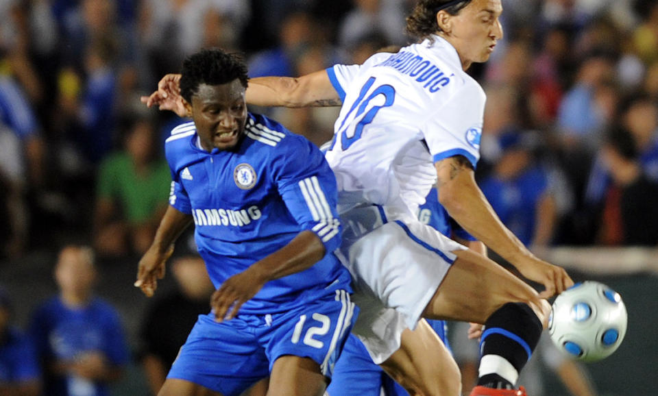 FORLENGET: Zlatan Ibrahimovic (t.h.) st�r p� flyttefot. Det gj�r ikke John Obi Mikel som har forlenget kontrakten med Chelsea til 2014.Foto: SCANPIX / AFP PHOTO / GABRIEL BOUYS