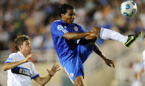 BLIR I CHELSEA: I likhet med John Obi Mikel, har ogs� Florent Malouda (t.h.) forlenget kontrakten med Chelsea denne uka.Foto: SCANPIX / AFP PHOTO / GABRIEL BOUYS