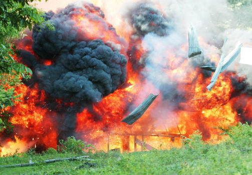 TIL HIMMELS: Et kokainlaboratorium ved Sierra de Perija n�r grensa mot Colombia sprenges i november 2005. Dette var �ret da president Ch�vez kastet ut medarbeidere i det amerikanske antinarkoprogrammet og anklaget dem for spionasje. Foto: HOWARD YANES/REUTERS/SCANPIX