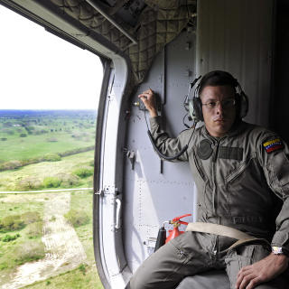 HEMMELIGE FLYSTRIPER: En venezuelansk soldat ved ei hemmelig flystripe i skogen. Flystripene brukes til � frakte kokain ut av landet. Foto: JUAN BARRETO/AFP/SCANPIX