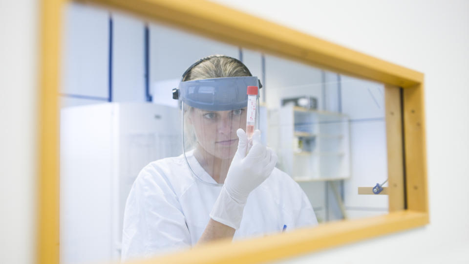  TRAVELT P� JOBB: : Bioingeni�r Juli Mari Frigaard ved Ullev�l Universitetssykehus analyserer pr�ver fra pasienter som er testet for svineinfluensa. Foto: BERIT ROALD, SCANPIX.