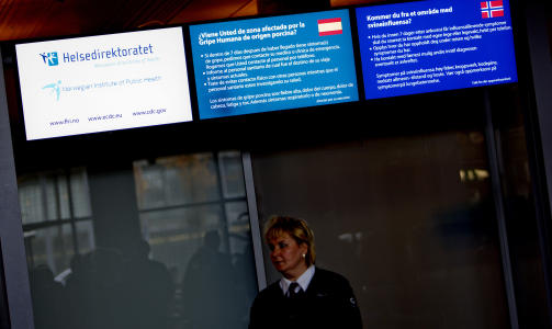  ADVARSEL:  Reisende til og fra Gardermoen m�ter Helsedirektoratets informasjon. Foto: STIAN LYSBERG SOLUM, SCANPIX.