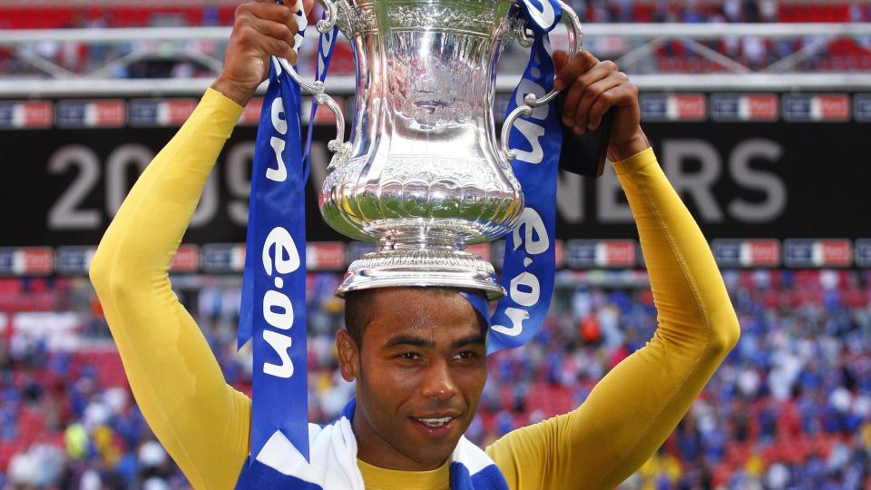 ERTER GAMLEKLUBBEN: Ashley Cole mener City har gjort mange gode sommerkj�p, og h�per de lysebl� dytter gamleklubb Arsenal ut av topp fire. Her feirer backen FA-cupseieren i 20009. Foto: Eddie Keogh / REUTERS.