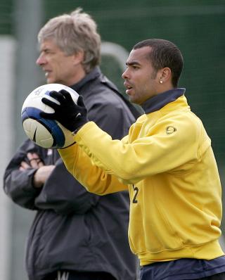 ARSENAL-FORTID: Ashley Cole gikk gradene i Arsenal, f�r backen dro til Chelsea. Foto: Toby Melville / REUTERS.
