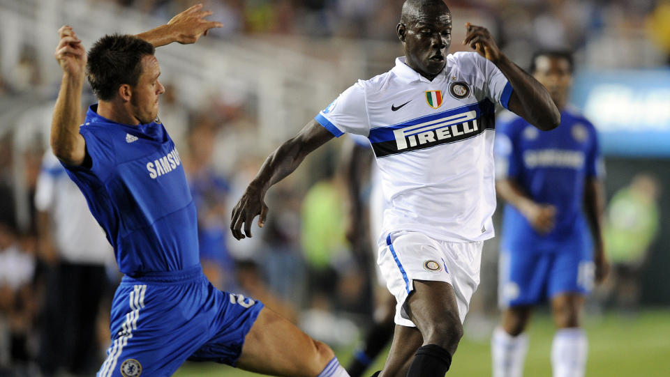 - BLIR I CHELSEA: John Terry skal ha bestemt seg for � fortsette karrieren i Chelsea og vrake tilbudet fra Manchester City. Her er stopperkjempen i kamp med Inters Mario Balotelli i oppkj�ringskampen i Los Angeles tidligere i uka. Chelsea imponerte og vant 2-0. Foto: AFP/GABRIEL BOUYS