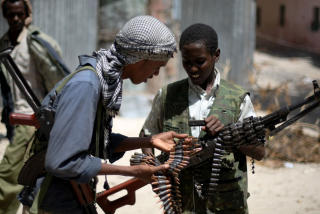 BARNESOLDATER: Dette bildet viser unge soldater fra islamistiske al Shabaab. Foto: AFP PHOTO/Mohamed DAHIR/Scanpix
