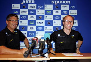 LER HELE VEIEN TIL BANKEN: Styreleder i Molde, Leif Arne Lang�y t.v og Molde-leder Tarje Nordstrand Jacobsen. Klubben er ventet � motta rundt 50 millioner for Diouf. 
Foto: Kjell Herskedal / SCANPIX
