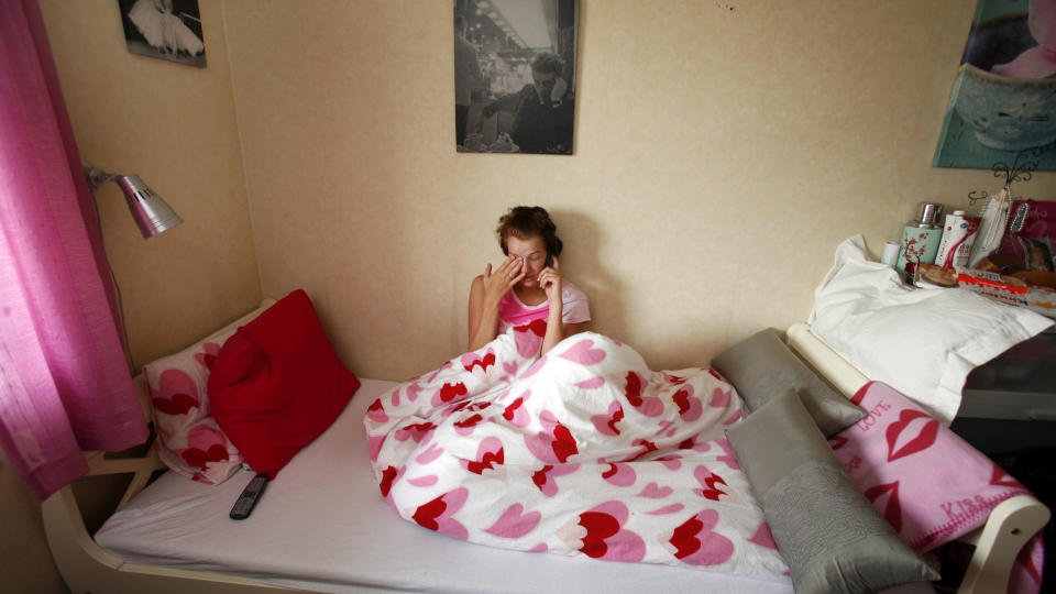 HOLDER SENGA:  Silje Ekle (19) har v�rt sengeliggende i ni dager med svineinfluensa. Hun h�per faren ikke er smittet. Foto: Tom E. �sthuus.