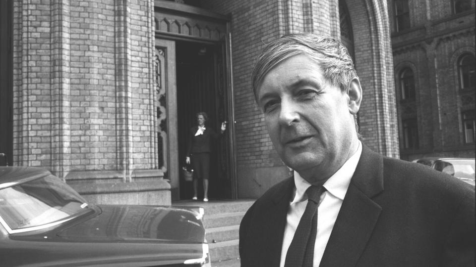 H�YT NIV�: Torolf Elster har skrevet en av ytterst f� norske thrillere som n�r opp i den klassiske, internasjonale eliten. Her er den tidligere programdirekt�ren han p� vei ut fra en stortingsdebatt om ytringsfriheten i NRK i 1966.
Foto: Ivar Aaserud Aktuell / Scanpix