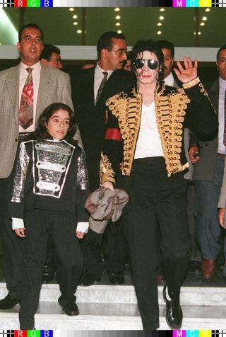 I TUNIS: Den da 12 �r gamle Omer Bhatti sammen med sin store helt i Tunis i 1996. Foto: Fethi Belaid/AFP/SCANPIX