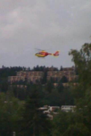S�KER MED HELIKOPTER: En 12 �r gammel gutt har falt i Lysakerelva. Foto: Jonas Rasch