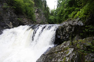 SAVNET: En 12 �r gammel gutt er savnet etter at han falt i Lysakerelva ved idrettsbanen p� R�a torsdag ved 16-tiden, rett ovenfor denne fossen. Han skal ha v�rt sammen med 2 kamerater, de skulle bade i en kulp.
Foto: Cornelius Poppe / SCANPIX