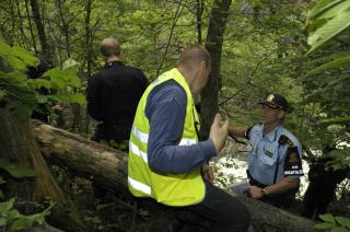 STORT OPPBUD: Politi og R�de Kors leter etter gutten under sv�rt vanskelige forhold. Foto: John T. Pedersen/Dagbladet