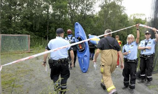 F�R BISTAND: En gruppe kajakkpadlere hjelper politiet i s�ket. Foto: John T. Pedersen