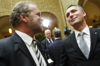 INNR�MMER STORE SPEIL: Venstre-leder Lars Sponheim (t.v.) sammen med Jens Stoltenberg. Foto: Heiko Junge   / SCANPIX .