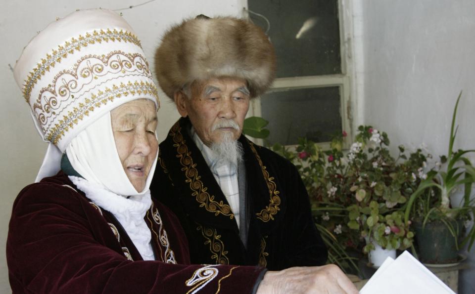 Kyrgyz villagers cast their ballots at a polling station in a village Gornaya Mayevka, 30 km (19 miles) east of the capital Bishkek, July 23, 2009. Kyrgyzstan, a Muslim nation key to U.S. military efforts in Afghanistan, voted on Thursday in a presidential election that the opposition said in advance was unfair and planned to challenge with protest rallies.  REUTERS/Vladimir Pirogov  (KYRGYZSTAN POLITICS ELECTIONS IMAGES OF THE DAY)